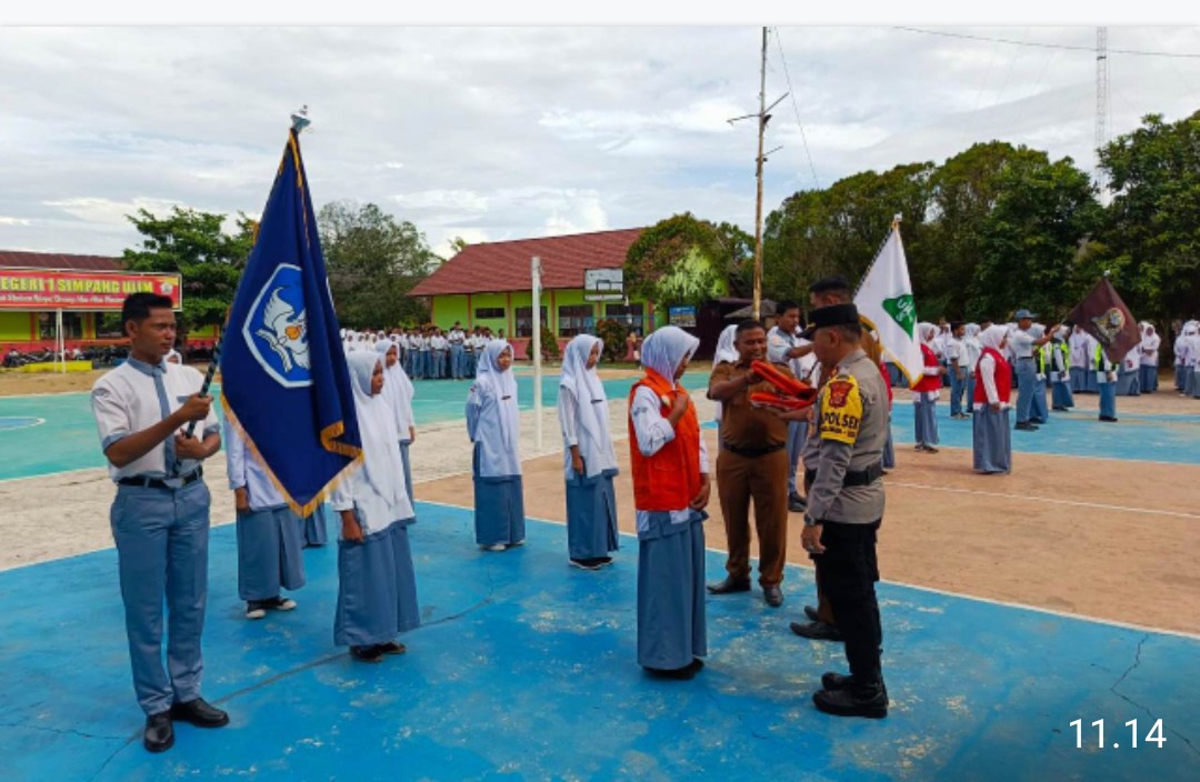 Pimpin Upacara di SMA Negeri 1 Simpang Ulim, Kapolsek Simpang Ulim Kukuhkan Patroli Keamanan Sekolah