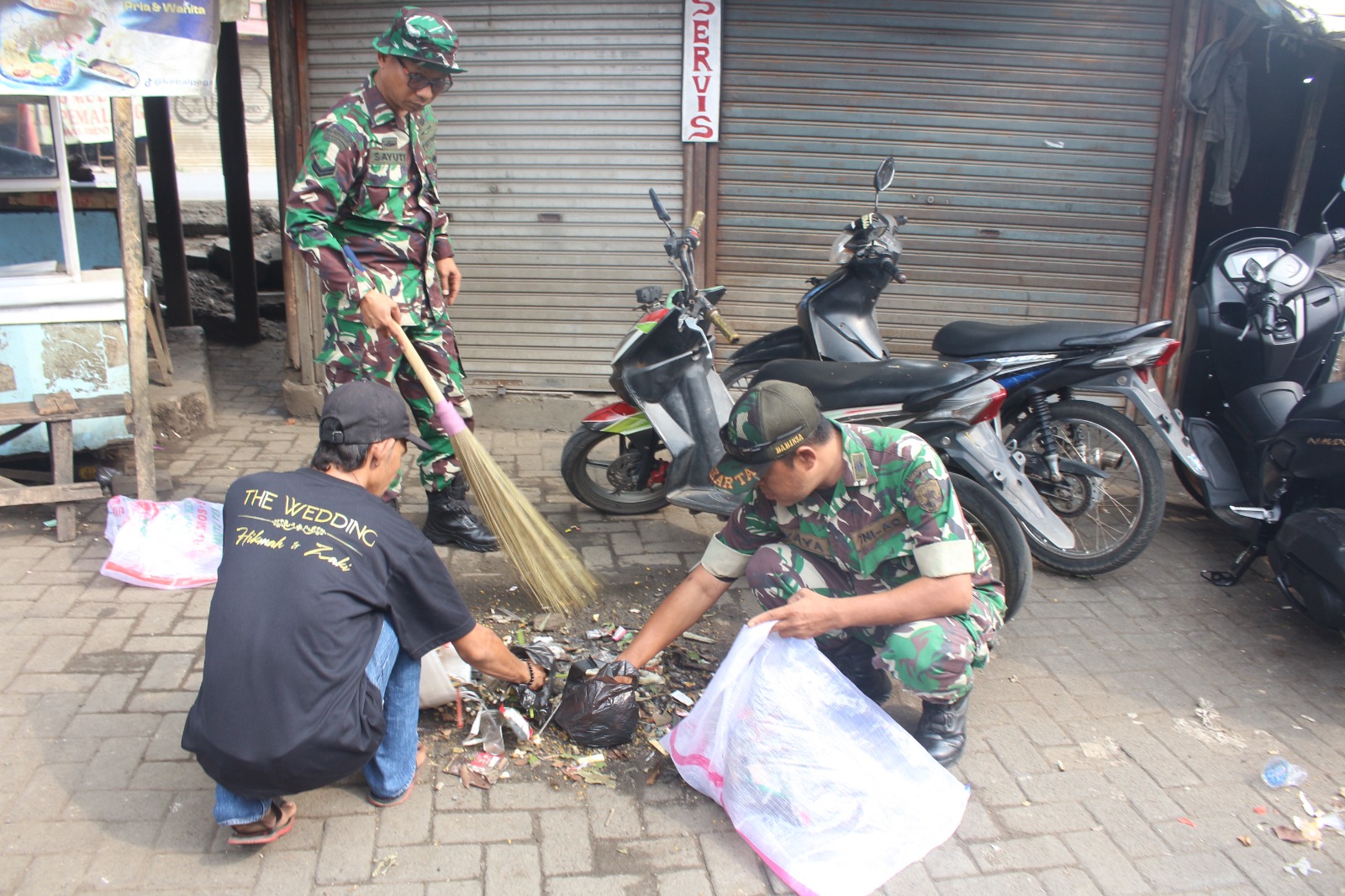 Peringati HUT TNI ke-79 Personil Kodim 0510/Trs Karyabakti Bersihkan Pasar Legok 