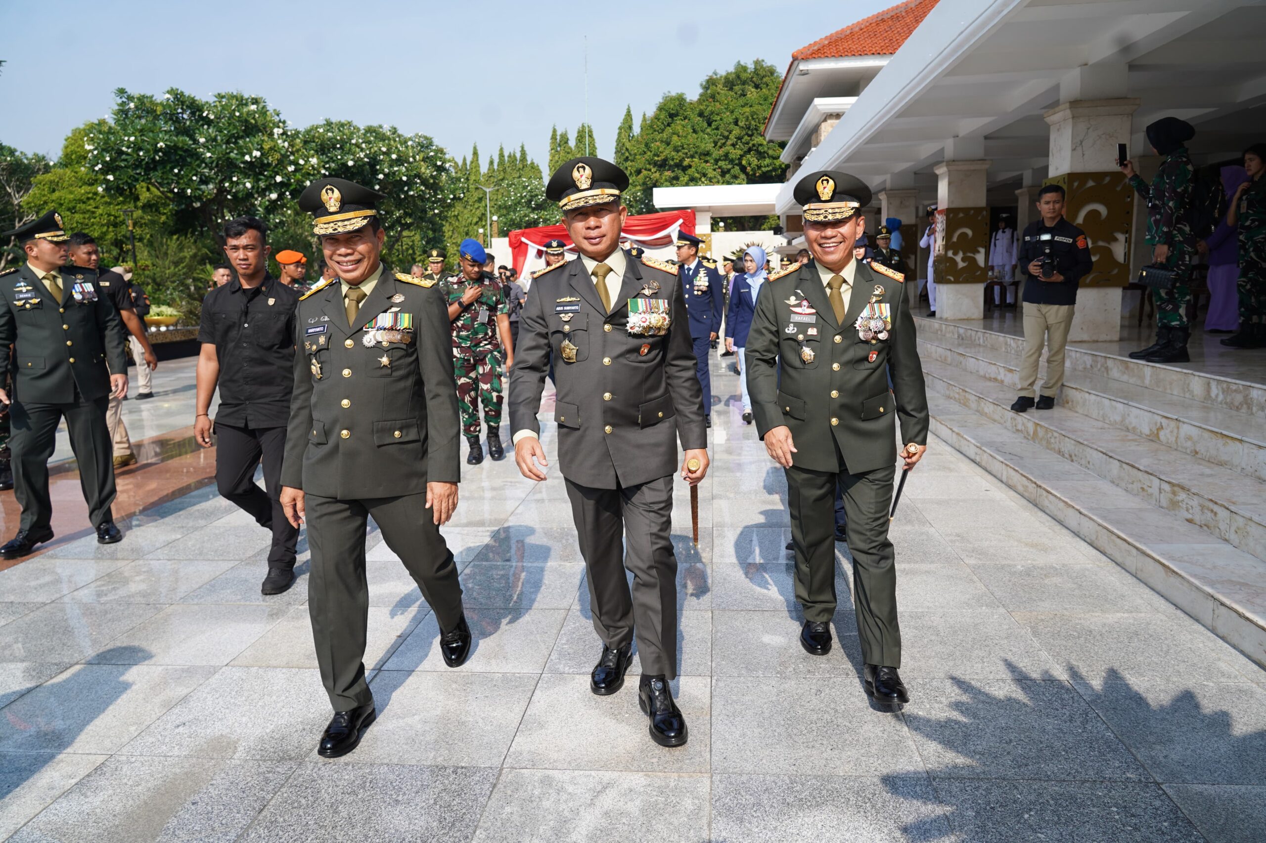 Pangdam Jaya Dampingi Panglima TNI Upacara Ziarah Nasional di TMPNU Kalibata