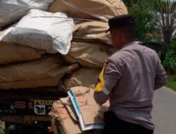 Bhabinkamtibmas Polsek Pebayuran Membantu Membereskan Barang Muatan Pengendara Mobil Pick Up Yang Terjatuh