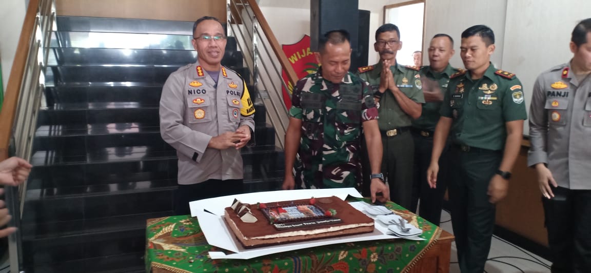 Kapolres Metro Jakarta Timur Berikan Surprise Ke Kodim 0505/JT Pada HUT TNI Ke 79