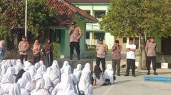 Melalui “Police Goes To School” Kapolsek Pebayuran Berikan Arahan Kepada Pelajar Tentang Bahaya Narkoba 