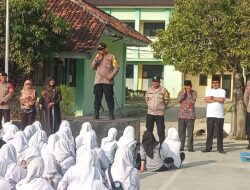 Melalui “Police Goes To School” Kapolsek Pebayuran Berikan Arahan Kepada Pelajar Tentang Bahaya Narkoba 