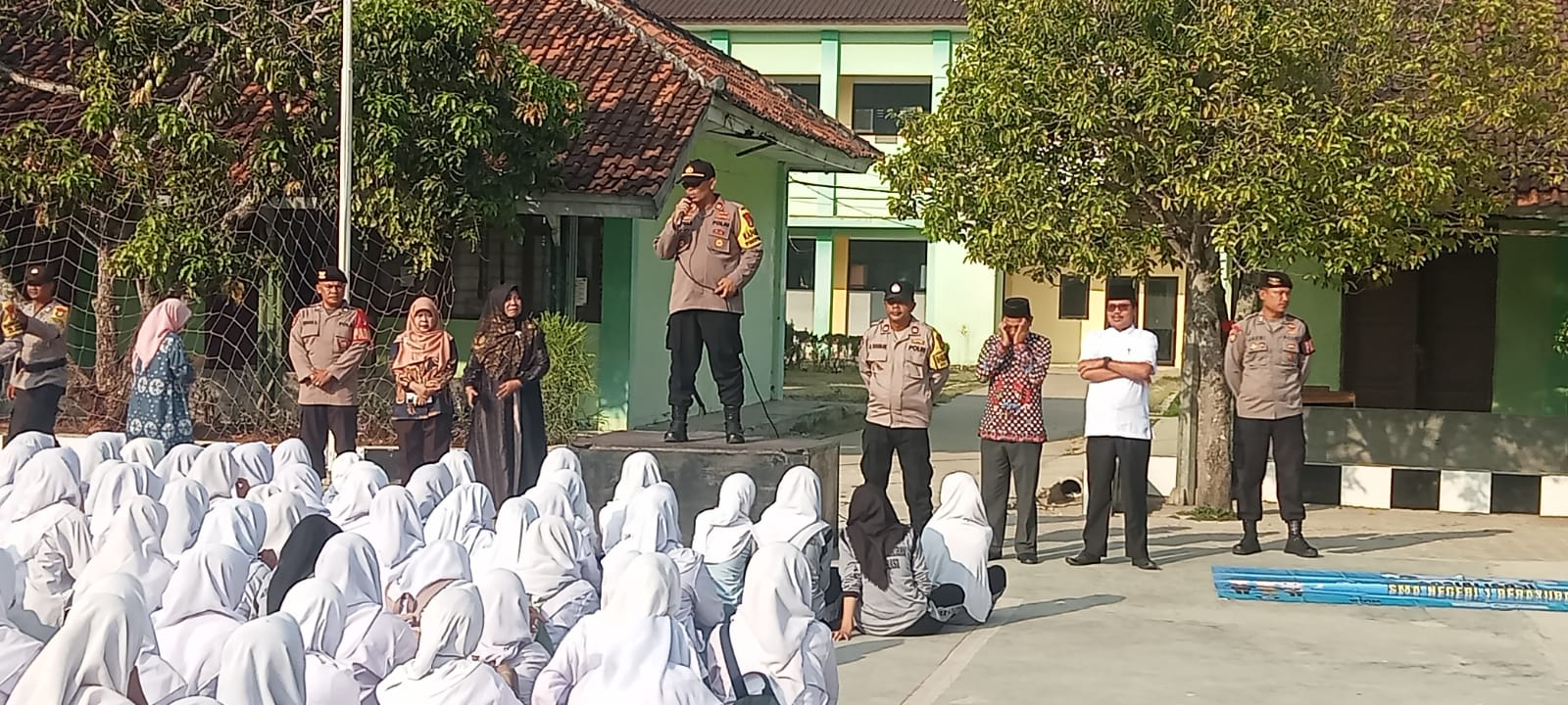 Melalui “Police Goes To School” Kapolsek Pebayuran Berikan Arahan Kepada Pelajar Tentang Bahaya Narkoba 