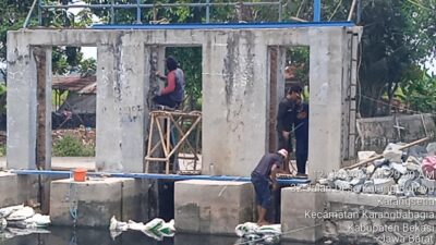 Pelanggaran Keselamatan Kerja pada Proyek Pintu Air di Desa Karangrahayu