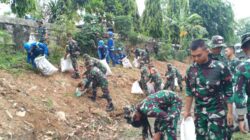 Puncak Karya Bhakti Massal, Dalam Rangka HUT Ke 79 TNI, Kodim 0505/JT Bersih-bersih Sungai Ciliwung