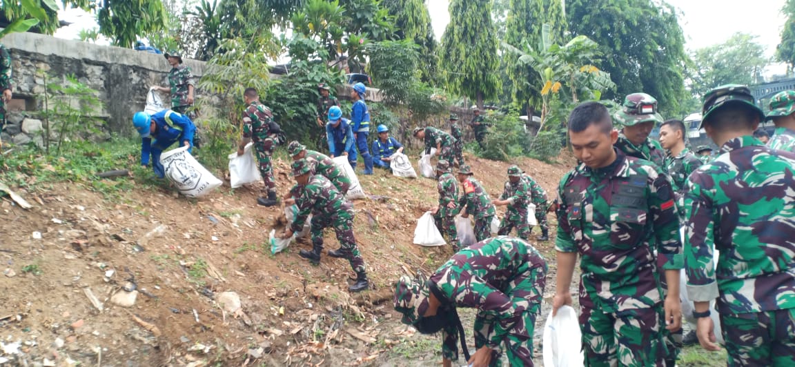 Puncak Karya Bhakti Massal, Dalam Rangka HUT Ke 79 TNI, Kodim 0505/JT Bersih-bersih Sungai Ciliwung