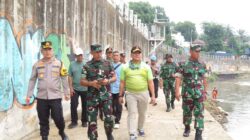 Bersatu Dengan Alam, Dandim 0505/Jakarta Timur Pimpin Karya Bhakti Bersih-Bersih Ciliwung