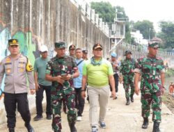 Bersatu Dengan Alam, Dandim 0505/Jakarta Timur Pimpin Karya Bhakti Bersih-Bersih Ciliwung