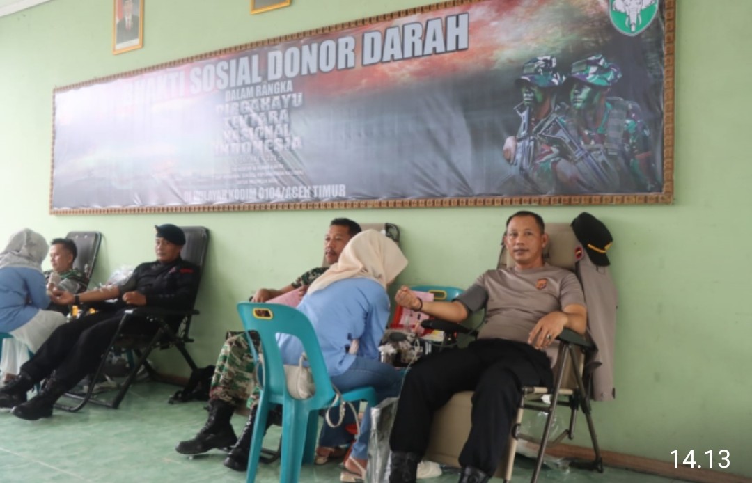 Personel Polres Aceh Timur Ikuti Donor Darah di HUT TNI Ke-79   