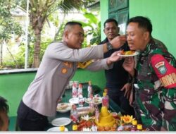 HUT TNI Ke 79, Kapolsek Jajaran Polres Aceh Timur Beri Ucapan dan Surprise ke Koramil