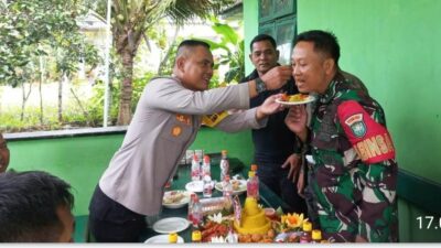 HUT TNI Ke 79, Kapolsek Jajaran Polres Aceh Timur Beri Ucapan dan Surprise ke Koramil