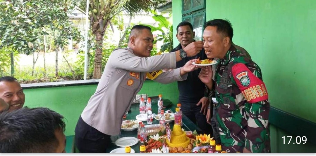 HUT TNI Ke 79, Kapolsek Jajaran Polres Aceh Timur Beri Ucapan dan Surprise ke Koramil