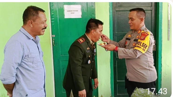 Kapolsek Peureulak Bersama Camat Memberikan Ucapan HUT TNI Ke-79 Kepada Danramil 04/PLK