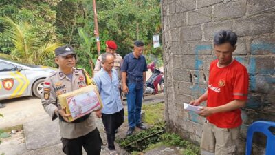 Polsek Bintan Utara Salurkan Bantuan Sosial Kapolda Kepri Kepada Korban Kebakaran.