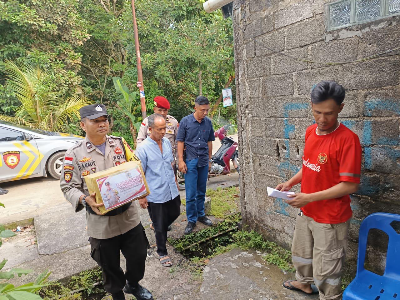 Polsek Bintan Utara Salurkan Bantuan Sosial Kapolda Kepri Kepada Korban Kebakaran.