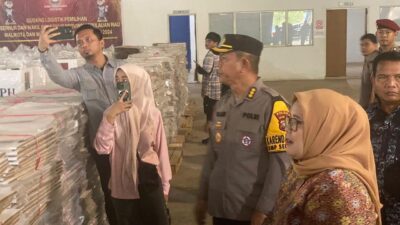 POLDA KEPRI SIAP AMANKAN DISTRIBUSI LOGISTIK JELANG PILKADA SERENTAK 2024: KARO OPS TINJAU LANGSUNG KESIAPAN DI KANTOR KPU BATAM BERSAMA PLT. GUBERNUR KEPRI DAN INSTANSI TERKAIT