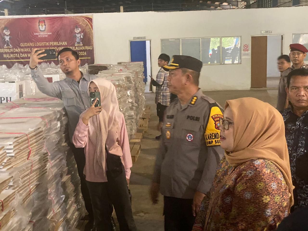 POLDA KEPRI SIAP AMANKAN DISTRIBUSI LOGISTIK JELANG PILKADA SERENTAK 2024: KARO OPS TINJAU LANGSUNG KESIAPAN DI KANTOR KPU BATAM BERSAMA PLT. GUBERNUR KEPRI DAN INSTANSI TERKAIT