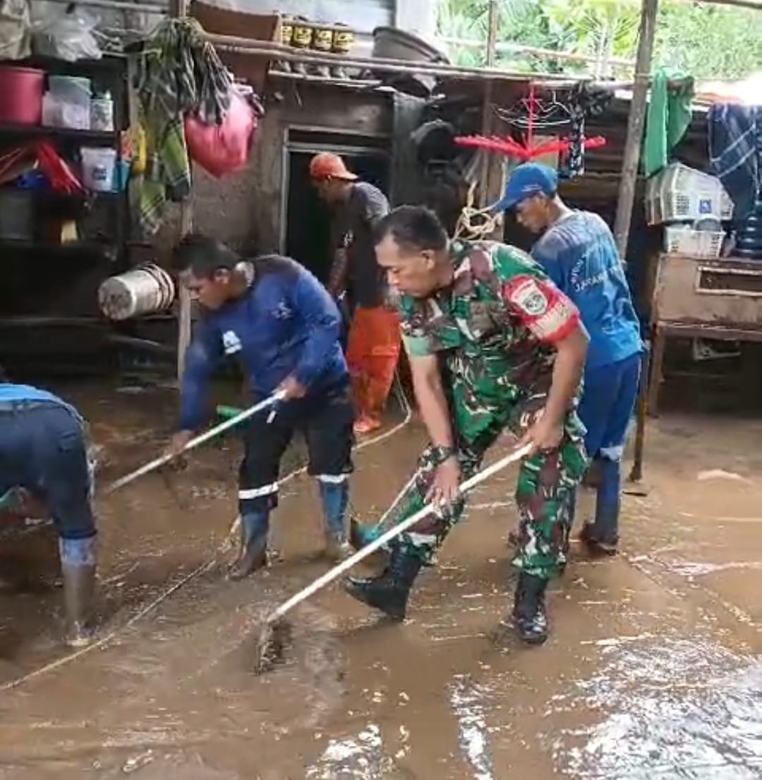 Karya Bakti Koramil 05/Kramatjati, Bersihkan Sisa Air dan Genangan Lumpur