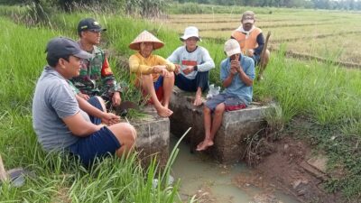 Persiapan MT I, Babinsa Bersama Warga Bersihkan Saluran Irigasi