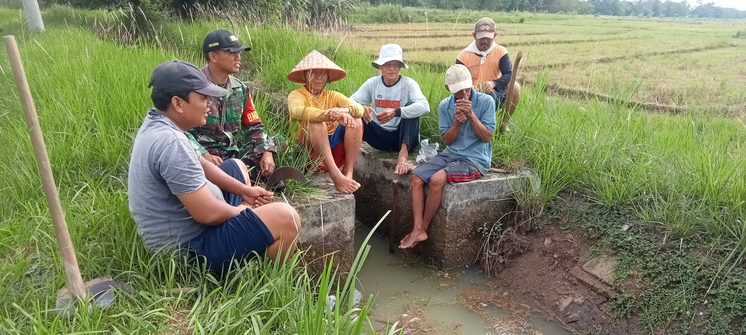 Persiapan MT I, Babinsa Bersama Warga Bersihkan Saluran Irigasi