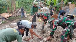 Babinsa Koramil 14/Panongan Gotong Royong Bongkar Rumah Warga Binaan. 