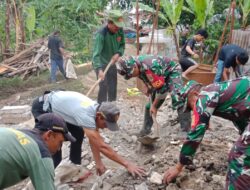 Babinsa Koramil 14/Panongan Gotong Royong Bongkar Rumah Warga Binaan. 