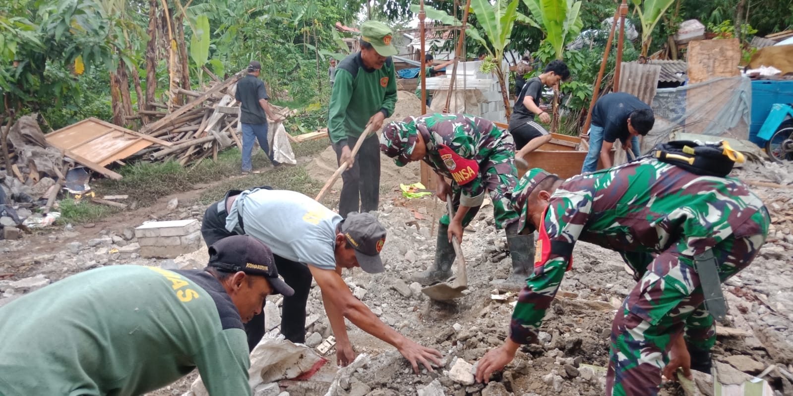 Babinsa Koramil 14/Panongan Gotong Royong Bongkar Rumah Warga Binaan. 