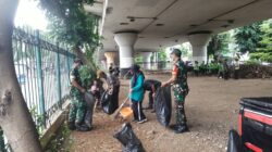 Karya Bakti Bersihkan Fasum Taman Warga Oleh Koramil 01/Jatinegara