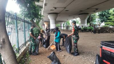 Karya Bakti Bersihkan Fasum Taman Warga Oleh Koramil 01/Jatinegara