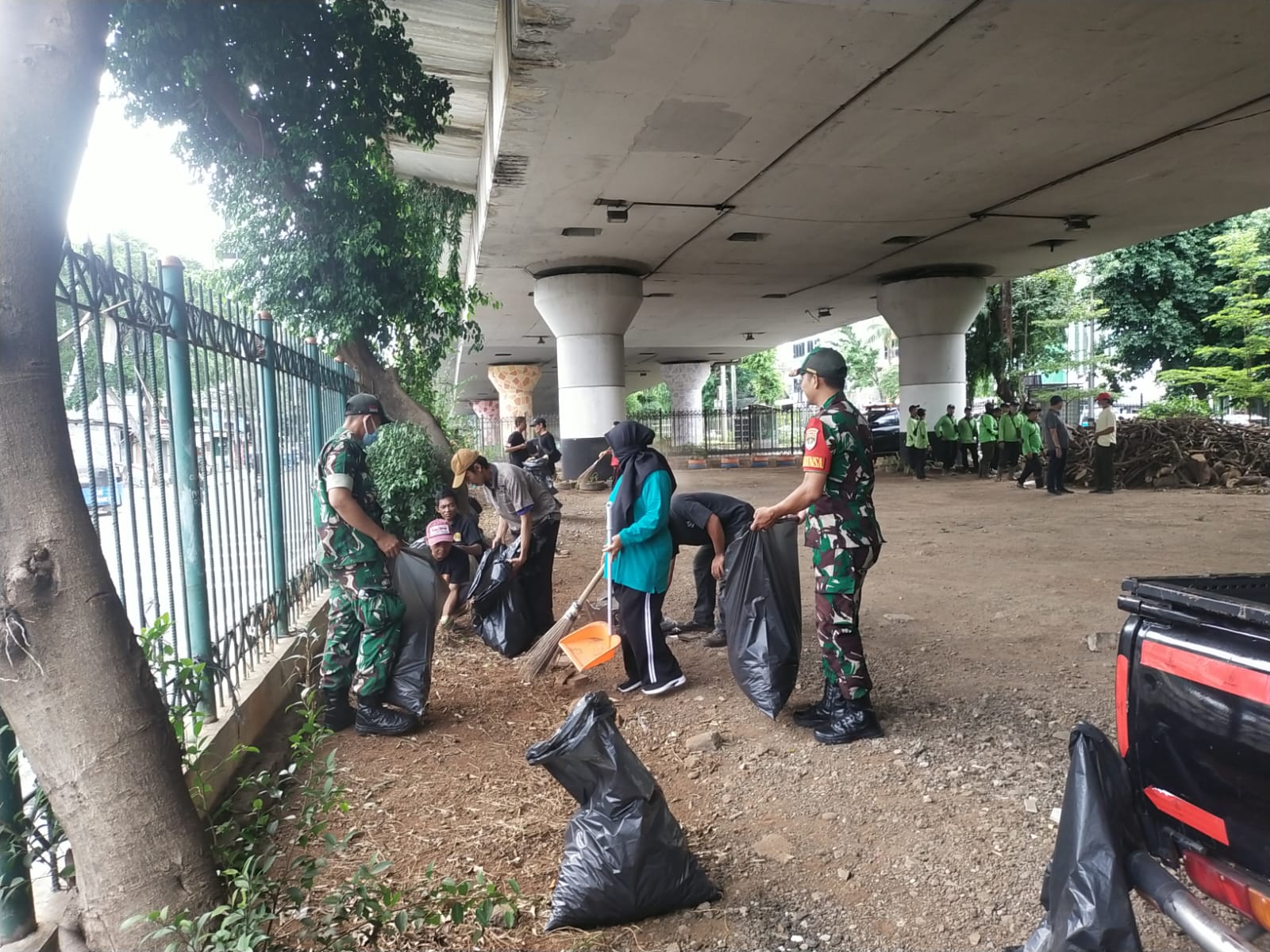 Karya Bakti Bersihkan Fasum Taman Warga Oleh Koramil 01/Jatinegara