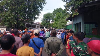 Karya Bhakti Bersihkan Fasum Bawah Flyover Oleh Koramil 02/Matraman.