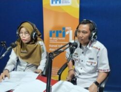 Sekretaris Dinas Imi Patriana, S.E.,M.M bersama Kepala Bidang Statistik dan Persandian, Ir. M. Azmi Masruri, S.T.,M.T