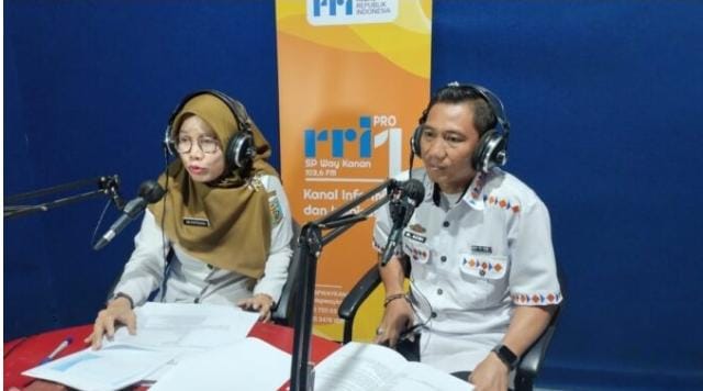 Sekretaris Dinas Imi Patriana, S.E.,M.M bersama Kepala Bidang Statistik dan Persandian, Ir. M. Azmi Masruri, S.T.,M.T