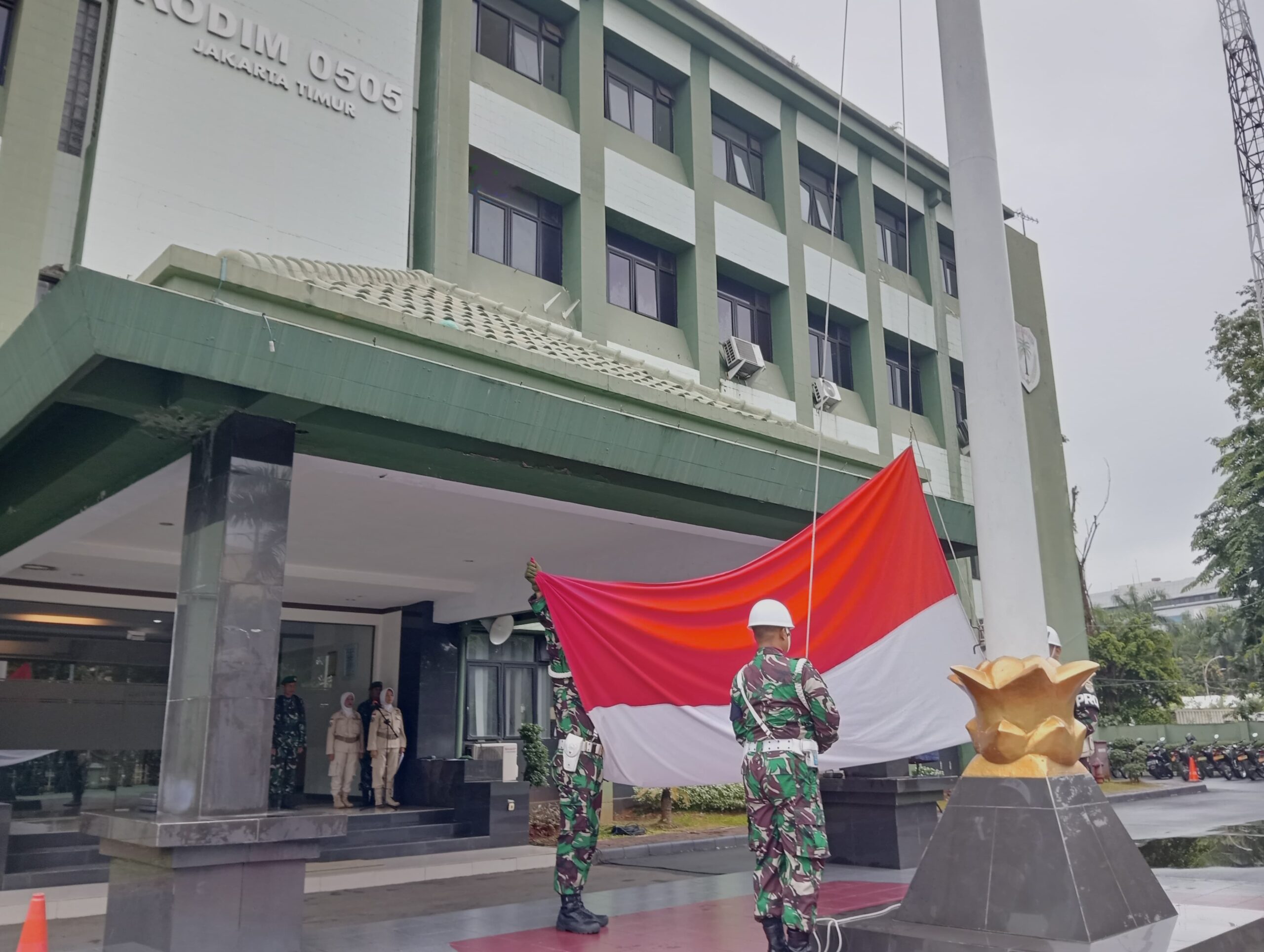 Upacara Pengibaran Bendera Merah Putih di Makodim 0505/JT