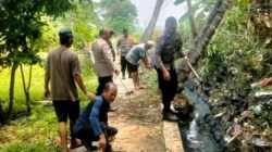 Perduli Lingkungan!!! Polsek Tambelang Bersama Warga Gelar Kegiatan Jum’at Bersih 