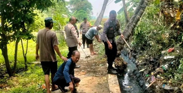 Perduli Lingkungan!!! Polsek Tambelang Bersama Warga Gelar Kegiatan Jum’at Bersih 