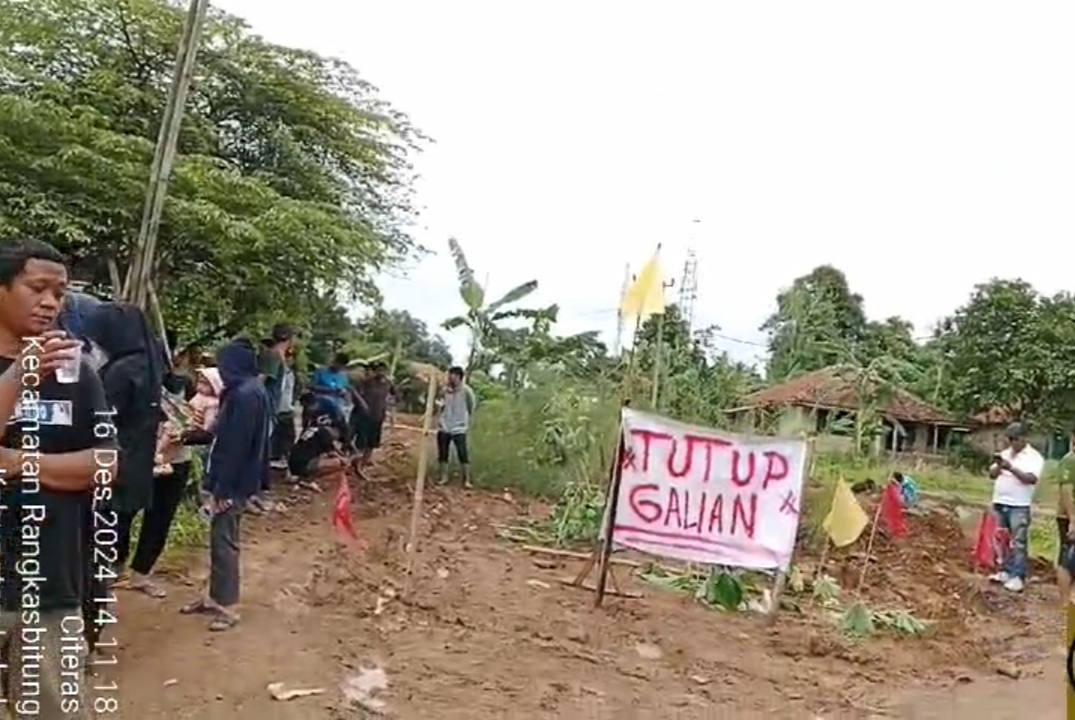 Masyarakat Desa Mekarsari Blokir Jalan Perusahan. Tambang Galian C