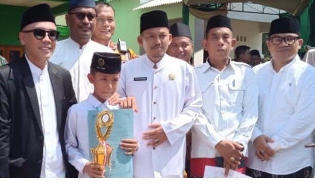 Bupati Way Kanan Beri Hadiah Umroh Kepada Santri