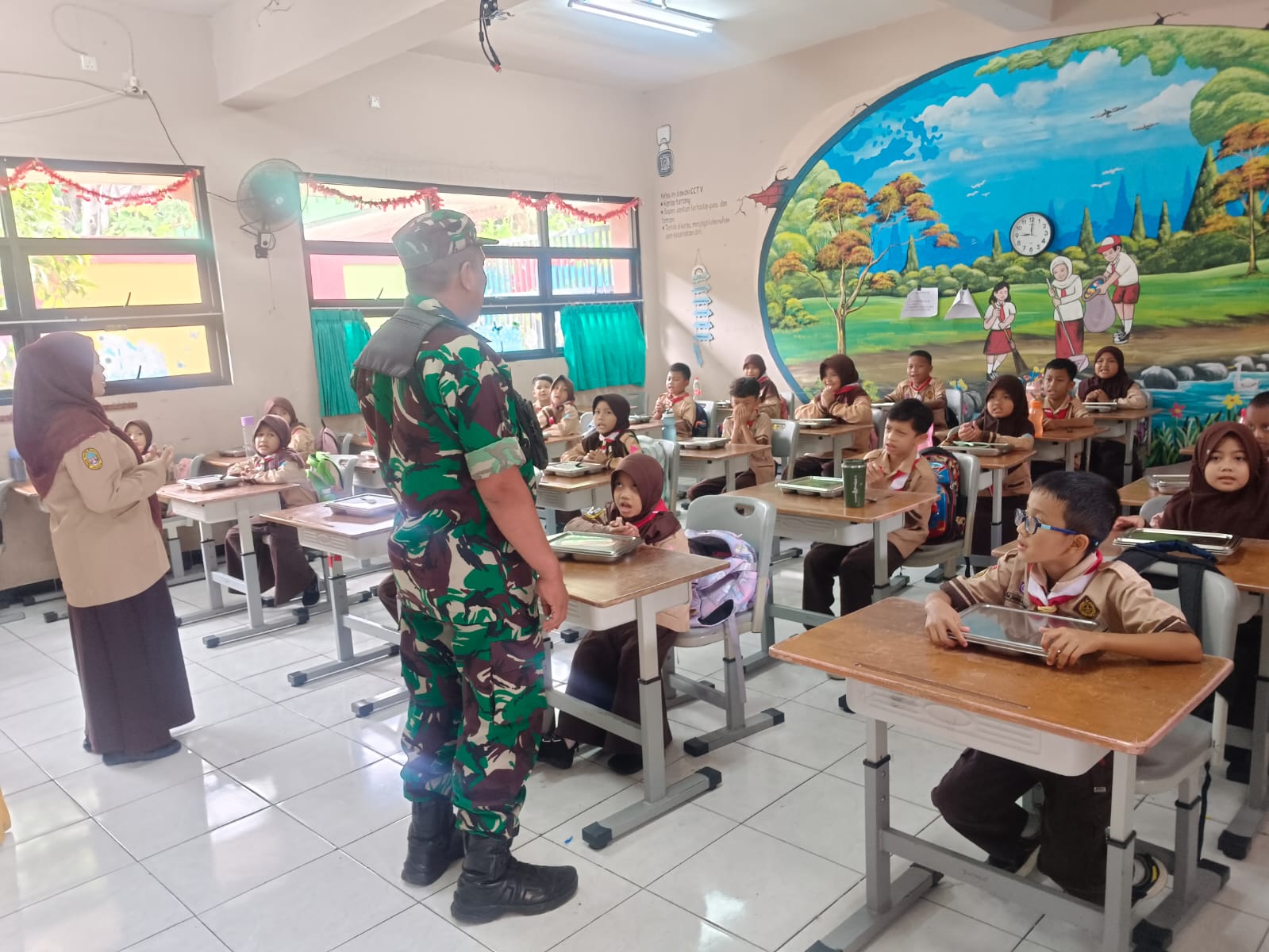 Pengawasan Distribusi MBG, Oleh Babinsa Koramil Duren Sawit, Dapur Khusus Yayasan Pleton Cafe Buaran