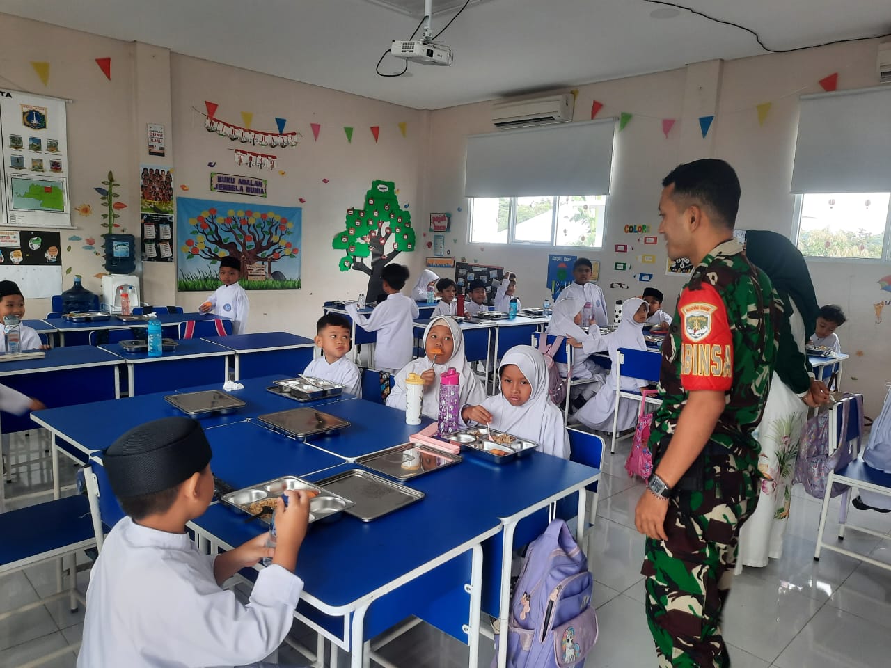 Babinsa Halim Perdanakusuma Bersama Dapur Khusus Halim PK Distribusikan MBG