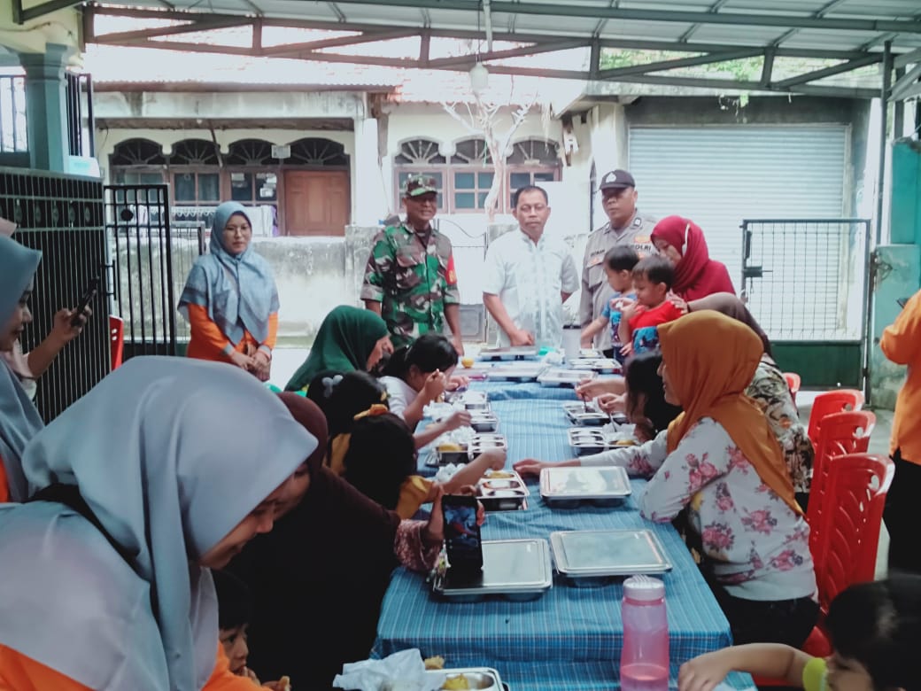 Distribusikan 6.037 Porsi Ke 24 Sekolah Wil. Koramil 03/ Pasar Rebo, Ciracas Oleh Babinsa Bersama Dapur Khusus