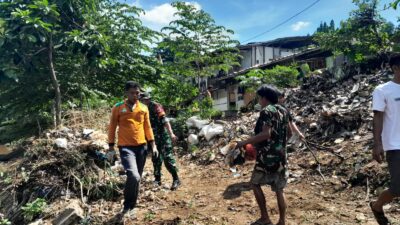 Karbak Koramil Pasar Rebo, Ciracas Bersihkan Bantaran Sungai Ciliwung