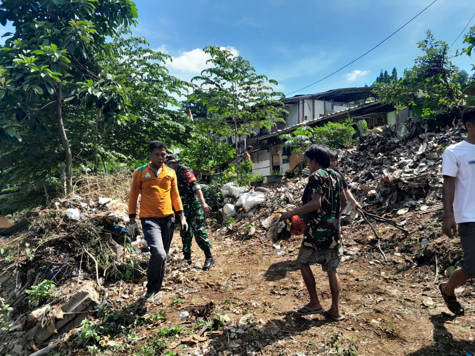 Karbak Koramil Pasar Rebo, Ciracas Bersihkan Bantaran Sungai Ciliwung