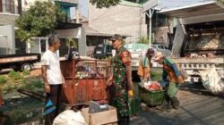 Babinsa Cakung Bersihkan Tumpukan Sampah di Pinggir Jalan