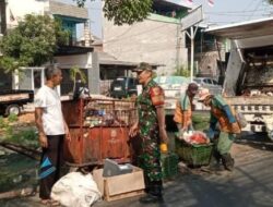 Babinsa Cakung Bersihkan Tumpukan Sampah di Pinggir Jalan