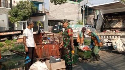 Babinsa Cakung Bersihkan Tumpukan Sampah di Pinggir Jalan