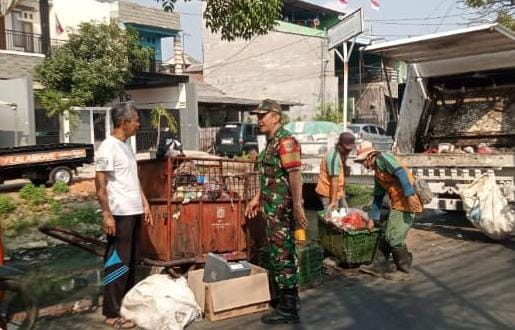 Babinsa Cakung Bersihkan Tumpukan Sampah di Pinggir Jalan