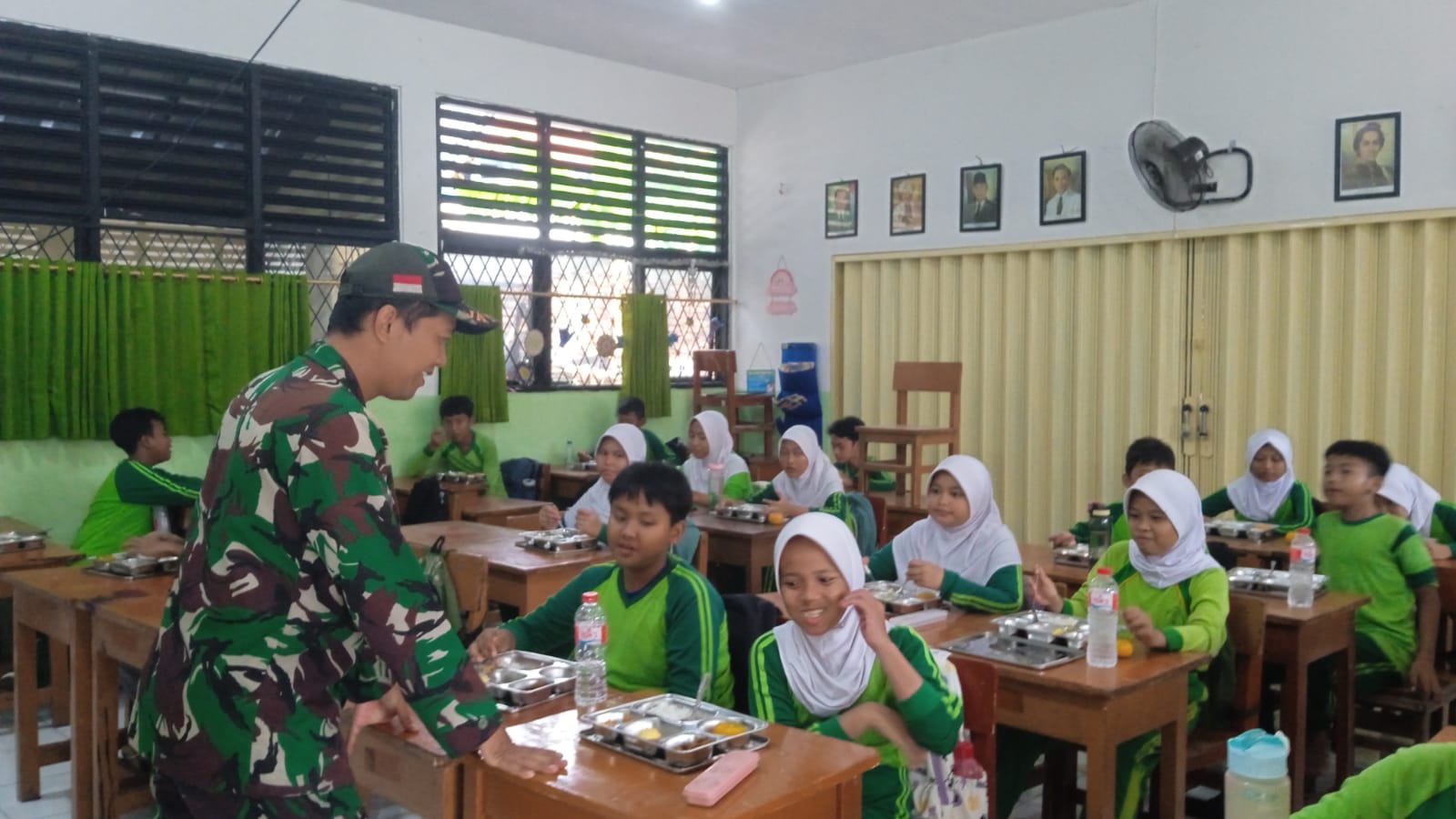 Babinsa Koramil 06/ Cakung Kawal Distribusi MBG Ke Sekolah