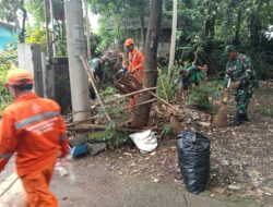 Jumat Bersih, Babinsa Koramil Kramat Jati Melaksanakan Pembersihan Fasilitas Umum